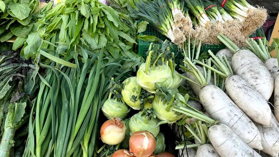 Costă puțin și face minuni pentru stomac! Leguma pe care trebuie să o ai neapărat în frigider