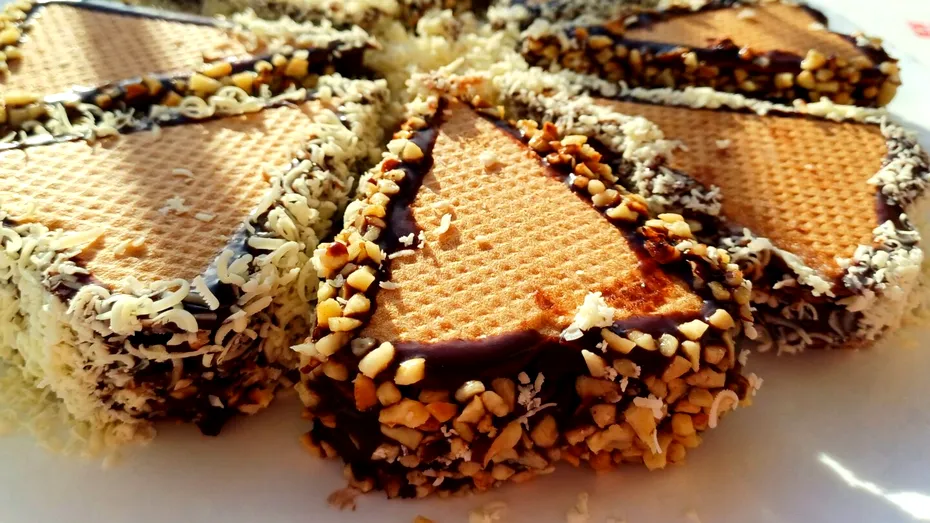 Prăjitura „Doina”. Rețeta desertului cu foi de napolitană, exact ca-n copilărie