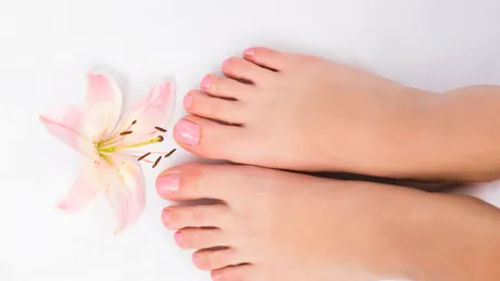 Secretul tălpilor catifelate. Aplică zilnic acest ulei în valoare de 22 de lei și vei simți diferența