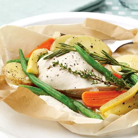 Cum se prepară puiul „en papillote” acasă. Iese fraged și suculent, la fel ca la restaurant!