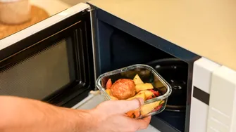 De câte ori poți reîncălzi mâncarea fără să-ți pui sănătatea în pericol? Greșeala pe care o faci cu resturile din frigider
