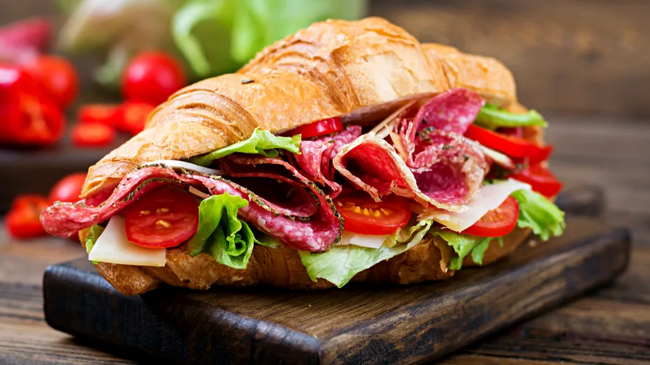 Sandwich-uri fancy pentru picnic, cu Salam Săsesc