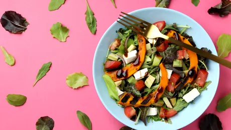 Ce să pui în salată să NU te balonezi. Nu te-ai fi gândit la asta!