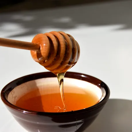De ce o linguriță de miere crudă de Manuka poate deveni noul tău ritual pentru susținerea imunității