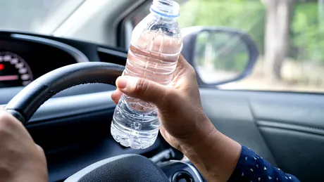 Bei apa ținută în mașină? Riscuri la care te expui