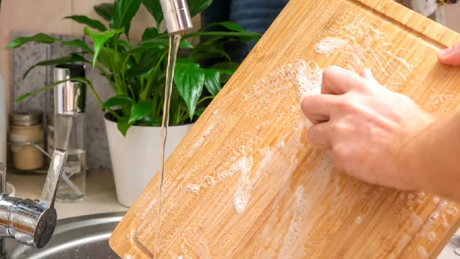 Tocătoarele din lemn și din plastic: avantaje, dezavantaje și care este alegerea mai sigură pentru bucătărie