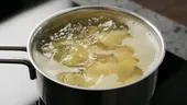 Cum să fierbi cartofii de două ori mai repede. Trucul pe care orice gospodină trebuie să-l știe