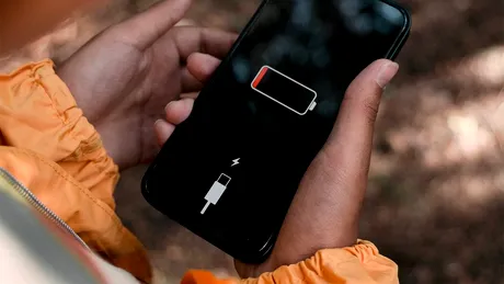 Ce faci ca să-ți încarci telefonul, dacă ai rămas cu bateria descărcată și nu ai o priză. Truc genial cunoscut de puțini români