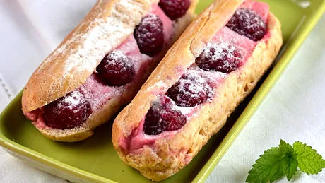 Eclere cu mascarpone Hochland și zmeură / Desertul rafinat pentru masa de Paște