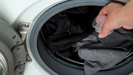 Cum elimini rapid petele de ulei de pe hainele negre fără să distrugi materialul