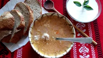 Care ciorbă trebuie mâncată cu pâine și care „goală”? Ce spun nutriționiștii români