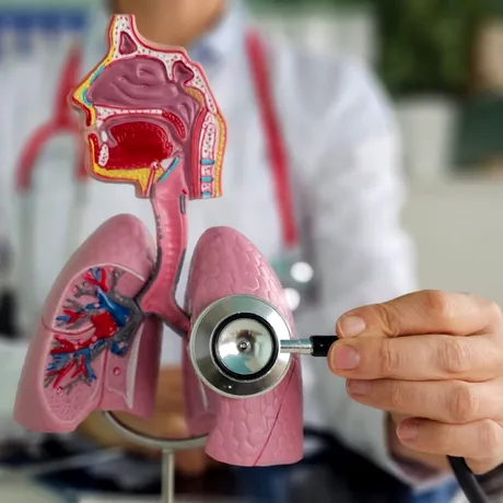 Tusea care nu dispare și lipsa de aer pot ascunde o boală pulmonară gravă. Semnele pe care nu ar trebui să le ignori