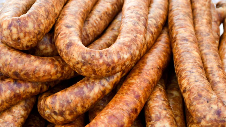Cârnații din topor din Vâlcea intră în „meniul” produselor românești protejate din UE. Cum se prepară / VIDEO