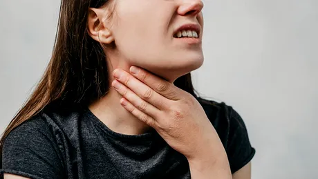 Greșeala pe care toți o facem când răcim. Agravează tusea, durerea și senzația de gât uscat sau mâncărime