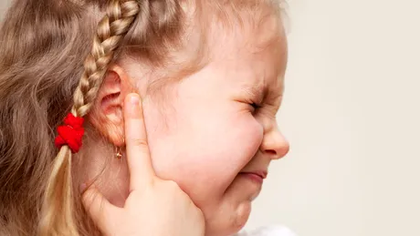 Remedii pentru otita la copii. Nu încercați să scoateți ceara din urechi!
