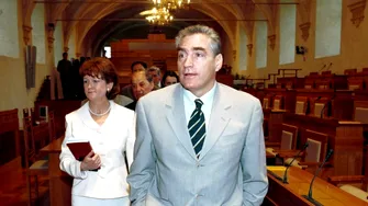 Ce pensie încasează Petre Roman la 80 de ani. Cu ce se ocupă fostul premier pentru a câștiga bani în plus