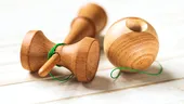 Ce este kendama, jucăria din lemn care îi ține pe copii departe de telefoane. În unele școli a fost interzisă