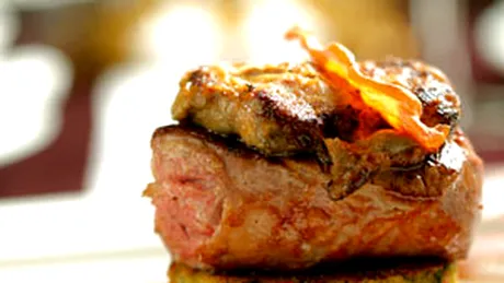 Muşchi de vită cu medalion de foie gras, cartofi roşii şi anghinare coaptă