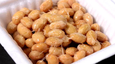 Lipsa acestei vitamine îngroașă arterele și „aspiră” calciul din oase. În ce alimente o găsești