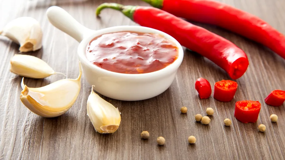 Sosul picant pe care nutriționiștii îl preferă în locul ketchupului. Are foarte puține calorii, dar ascunde un dezavantaj