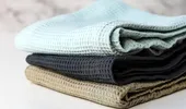 Cum să scapi de mirosul de mâncare din prosoapele de bucătărie. Trucul care le face să arate ca noi