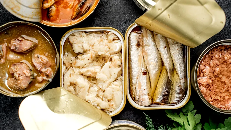 Peștele la conservă pe care nutriționiștii îl pun pe primul loc. E plin de omega-3 și calciu
