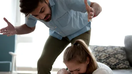 Abuzul emoţional, asasinul sigur al relaţiei de cuplu: 7 semnale pe care nu trebuie să le ignori