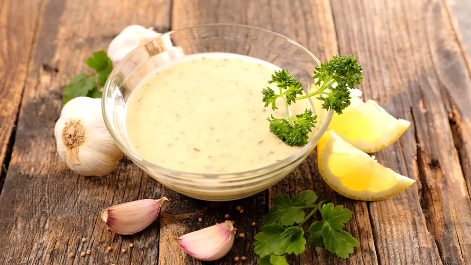 Cum faci mujdei de usturoi ca în Delta Dunării. Ingredientul secret care îl transformă într-un sos cremos