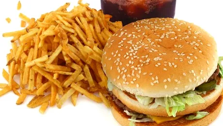 Alimentaţia de tip junk food poate afecta rinichii la fel de mult ca diabetul – STUDIU