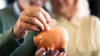 Când vor primi pensionarii banii în noiembrie 2026? Pensia va veni cu o mică întârziere