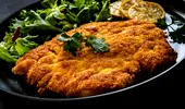 Șnițele de țelină, fragede în interior și crocante la exterior. Rețeta simplă și gustoasă / VIDEO