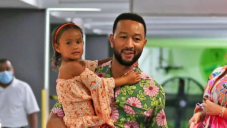 Cum merg la cumpărături John Legend și soția lui: s-a asortat toată familia