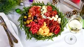 Cum să faci un platou cu aperitive de sărbători. Combinații reușite de mezeluri, brânzeturi, legume, nuci și fructe
