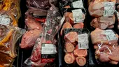 Ce ascunde lichidul roșiatic din carnea ambalată? ANPC trage un semnal de alarmă chiar înainte de sărbători