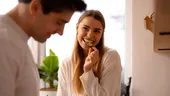 De ce este important să flirtezi cu partenerul chiar și după ani de relație. Gesturile mici care pot reaprinde apropierea