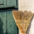 De ce e bine să lași o mătură la intrarea în casă. Superstiția veche de care țin cont mulți români