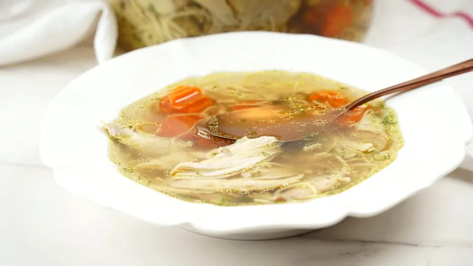 Așa faci cea mai bună ciorbă de pui. Gospodinele din Oltenia folosesc un ingredient secret!