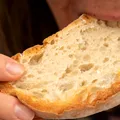 Te dor dinții când muști din pâine? Afecțiuni care pot sta în spatele acestui simptom