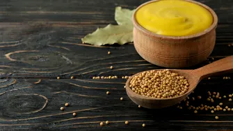 Rețeta veche de sos cald de muștar. Transformă orice friptură într-un adevărat deliciu