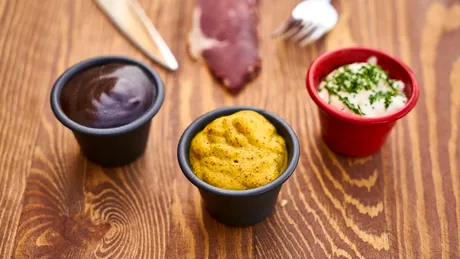 Câte calorii are ketchup-ul, maioneza sau Sriracha? Incredibil cât de puține are muștarul