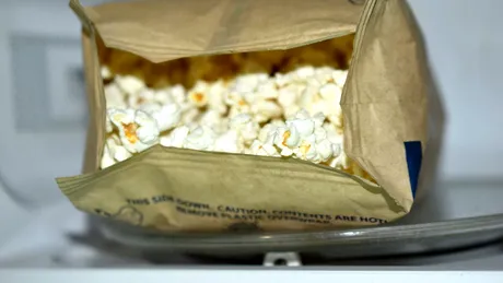 Pericolul din popcornul pentru microunde. Compușii chimici din hârtie pot crea dezechilibre hormonale