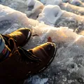 Cum cureți corect petele de sare și apă de pe încălțăminte iarna