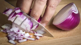 De ce unele persoane nu tolerează ceapa crudă, dar pot mânca ceapă gătită