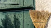 De ce e bine să lași o mătură la intrarea în casă. Superstiția veche de care țin cont mulți români