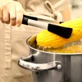 Cum cureți un știulete de porumb fără să împrăștii boabele prin toată bucătăria