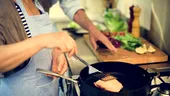 Gătești în acest mod? Obiceiul banal care poate crește riscul de cancer