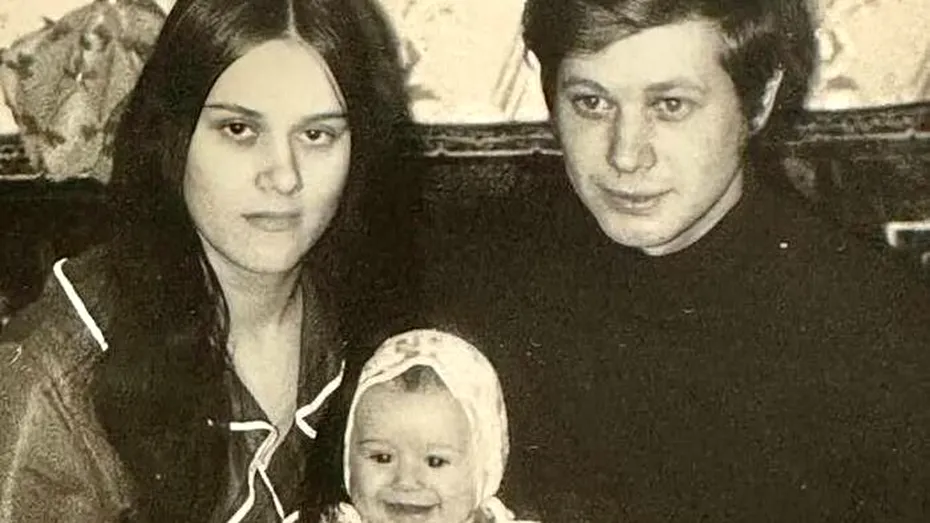 Îl mai recunoști? Astăzi este unul dintre cei mai apreciați cântăreți din țara noastră. Fotografii de colecție din copilărie | FOTO