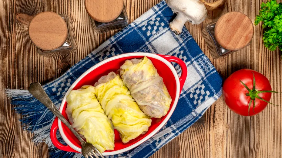 Ingredientul secret care face sarmalele fragede zile la rând. Trucul moldovencelor care schimbă totul