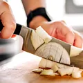 Gata cu lacrimile în bucătărie! Metoda genială pentru tăiat ceapa