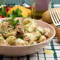 Cea mai bună salată caldă de cartofi noi cu anșoa. E delicioasă și se prepară rapid!